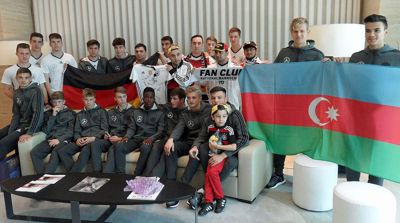 Zu Gast in der Lobby des U 17-Hotels in Baku: Die DFB-Fans aus Aserbaidschan © DFB