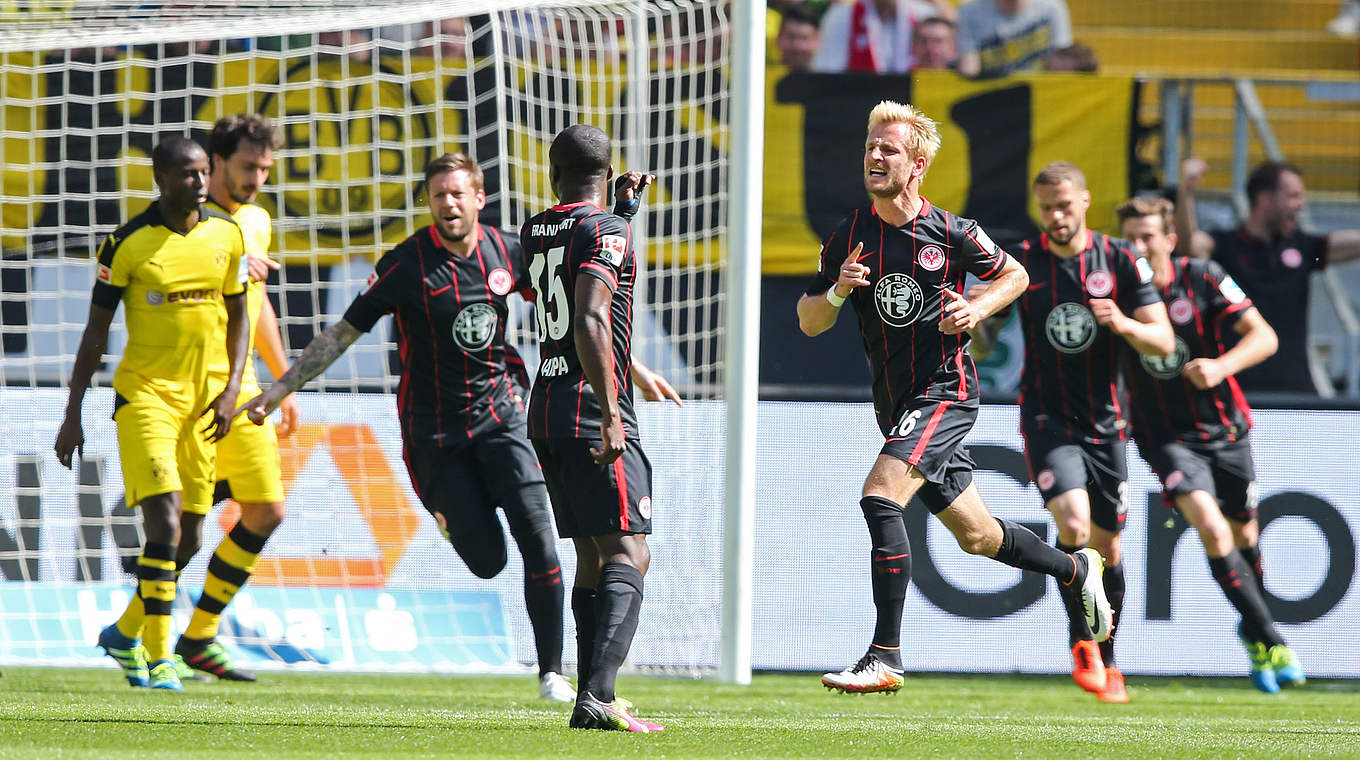 Jubel in Frankfurt: Aigner trifft gegen den BVB © 2016 Getty Images