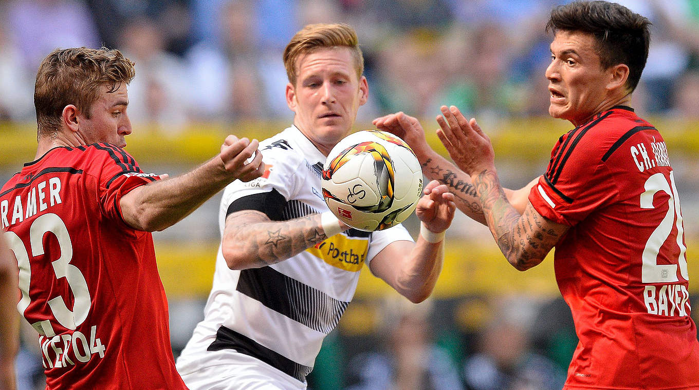 In der Zange: Torschütze André Hahn zwischen Christoph Kramer und Charles Aranguiz © SASCHA SCHÜRMANN/AFP/Getty Images