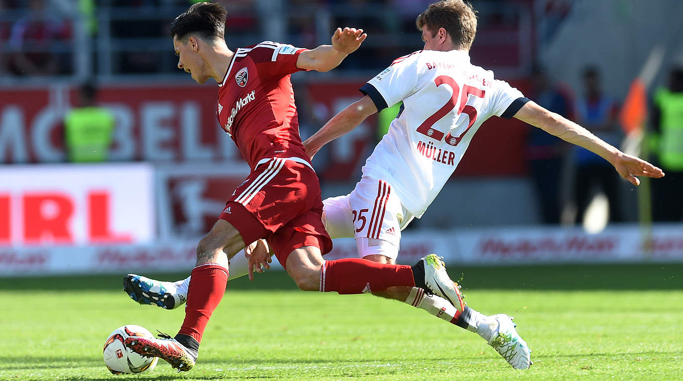 Zweikampf: Ingolstadts Alfredo Morales (l.) versucht gegen Nationalspieler Thomas Müller den Ball zu behaupten © Getty Images