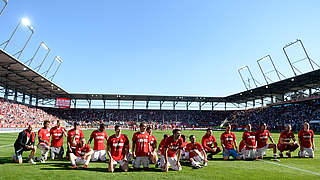 Ausgelassene Stimmung: Nach dem Abpfiff feiern die Bayern-Spieler mit den mitgereisten Anhängern © Getty Images
