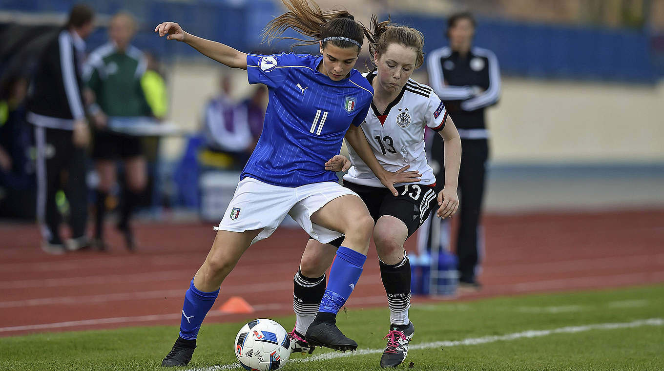 Intensive Zweikämpfe: Sofia Cantore (l.) gegen Anna Hausdorff  © UEFA