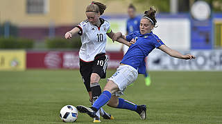 Italien - Deutschland 0:0: Alice Regazzoli klärt das Leder gegen Janina Minge (l.), die nach ihrer Sperre zum Auftakt in der Startelf steht © UEFA