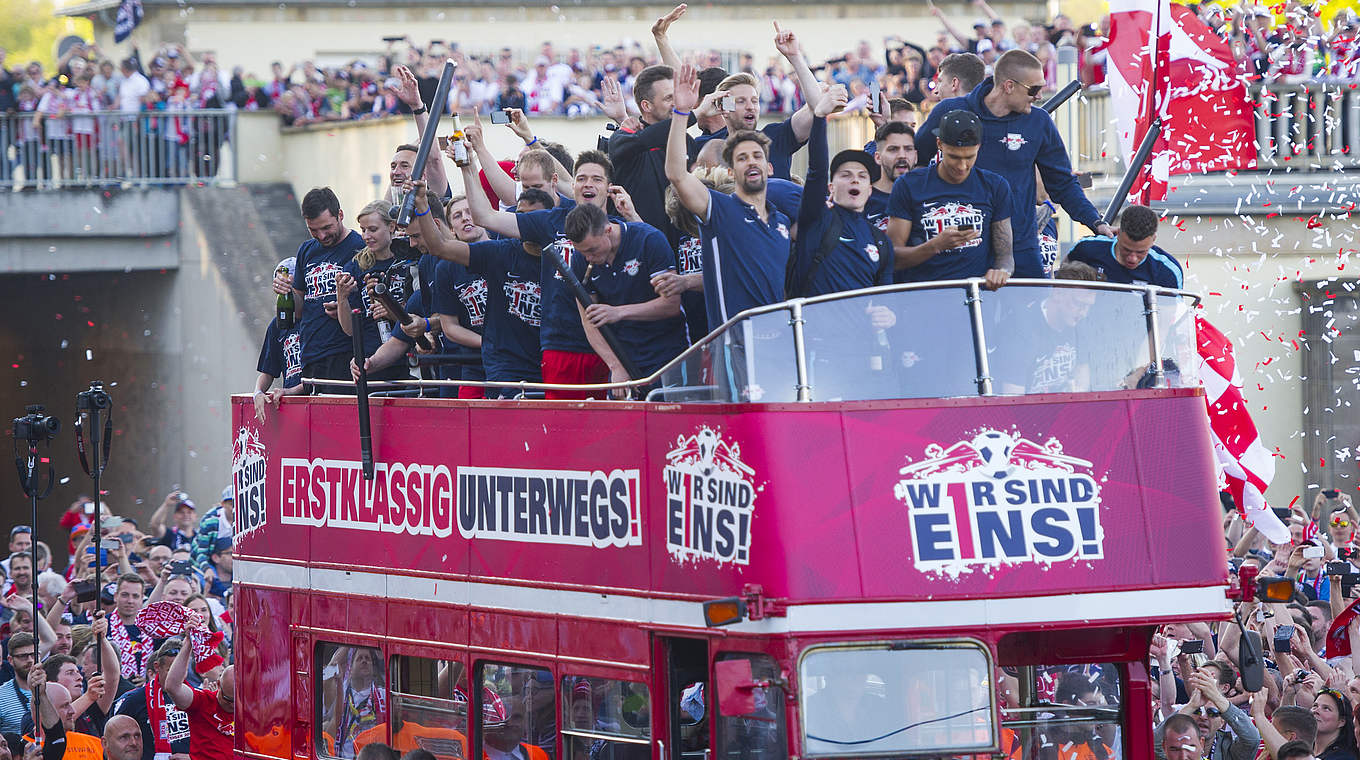 Stadtrundfahrt im offenen Bus durch die Fanmassen: RB Leipzig steigt sieben Jahr nach seiner Gründung ins Fußball-Oberhaus auf © Getty Images/DFB