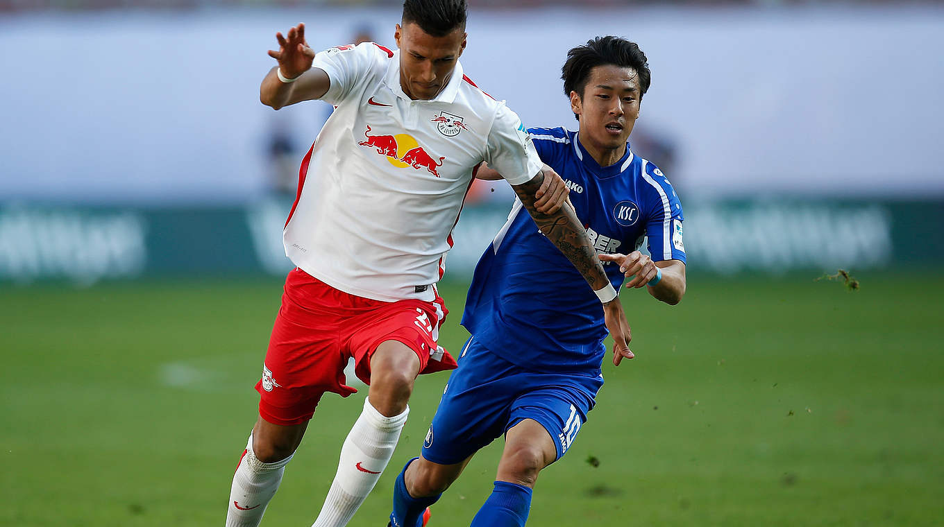 Zweikampf: Karlsruhes Hiroki Yamada (r.) versucht sich gegen Stürmer Davie Selke zu behaupten © Getty Images/DFB