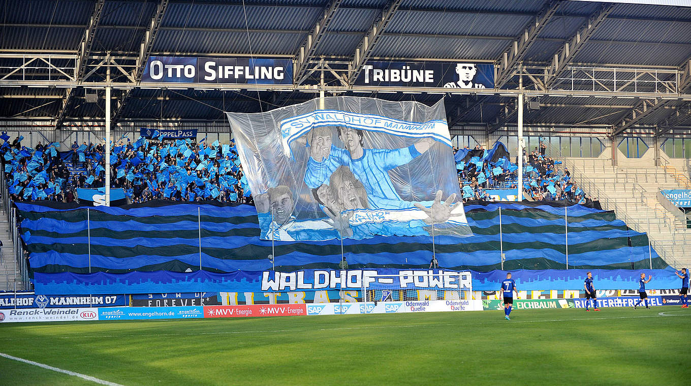 Unterstützen den SV Waldhof auch gegen Spielberg: die Fans im Carl-Benz-Stadion © imago/Nordphoto