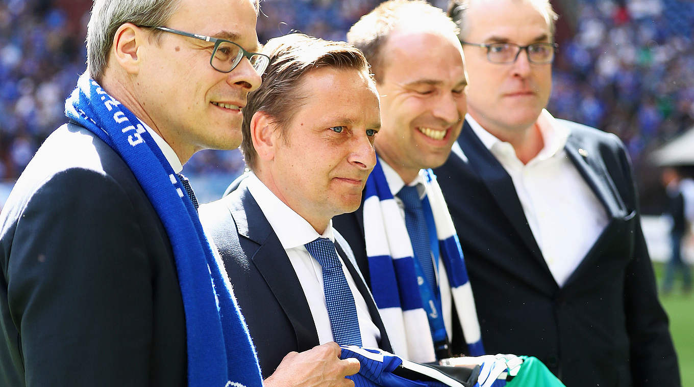 Tritt vorzeitig auf Schalke ab: Sportvorstand Horst Heldt (2.v.l.) © 2015 Getty Images
