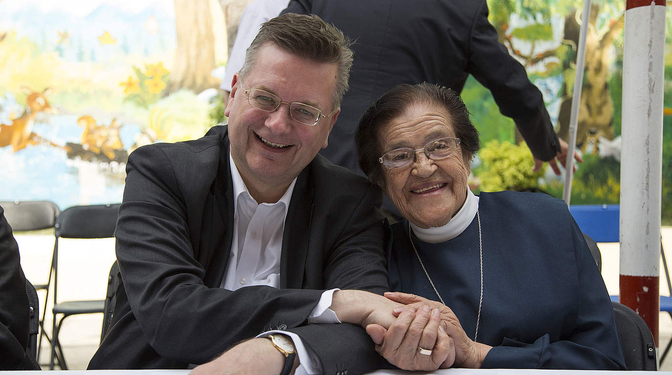 Eine schöne Tradition: DFB-Präsident Grindel besucht Madre Adela in der "Casa de Cuna" © GettyImages