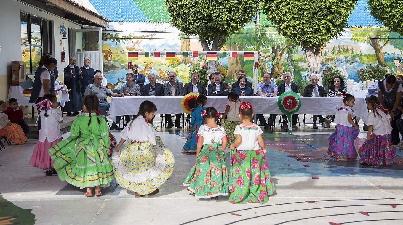 "Alemanha Ra Ra Ra": Die Kinder aus der "Casa de Cuna" begrüßen die DFB-Delegation © GettyImages