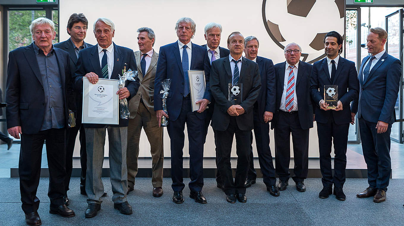 Auszeichnung im Auswärtigen Amt: Karl-Heinz Schnellinger (l.) und Gernot Rohr (5.v.r.) © Marvin Meyer/Deutscher Fußball Botschafter e.V.
