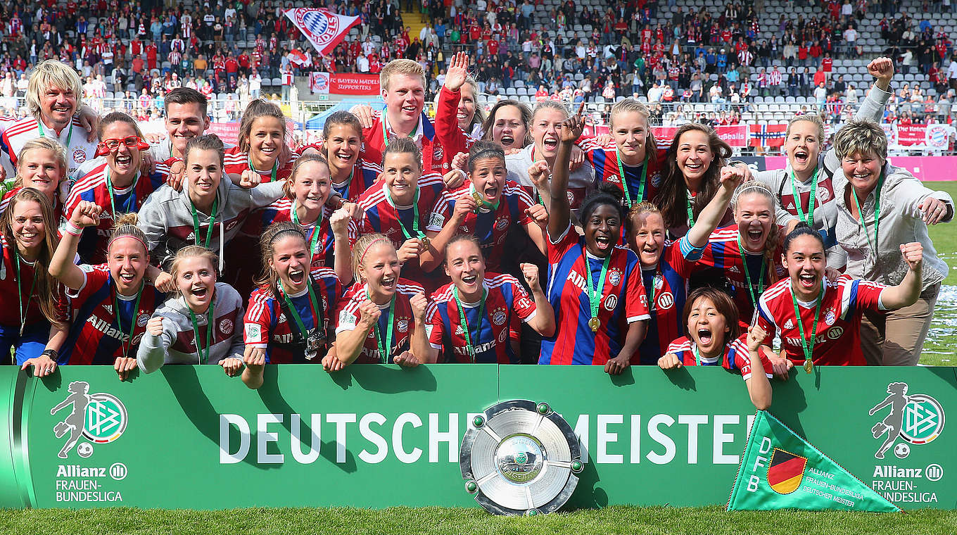 Die Schale bleibt in München: Die Frauen des FC Bayern sind nach 2015 erneut Meister © 2015 Getty Images