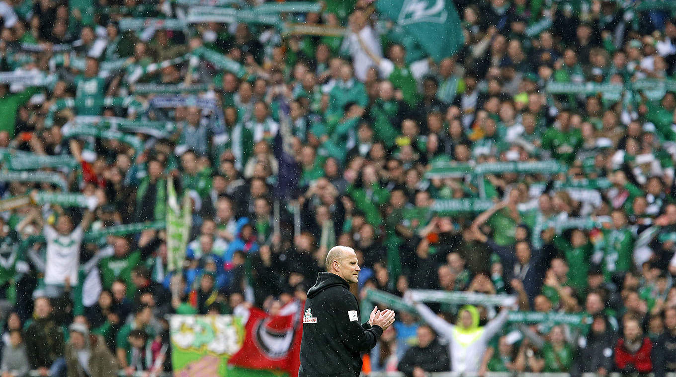 "14 Jahre Treue - danke für alles": Schaaf verlässt Bremen 2013, die Fans feiern ihn © 2013 AFP