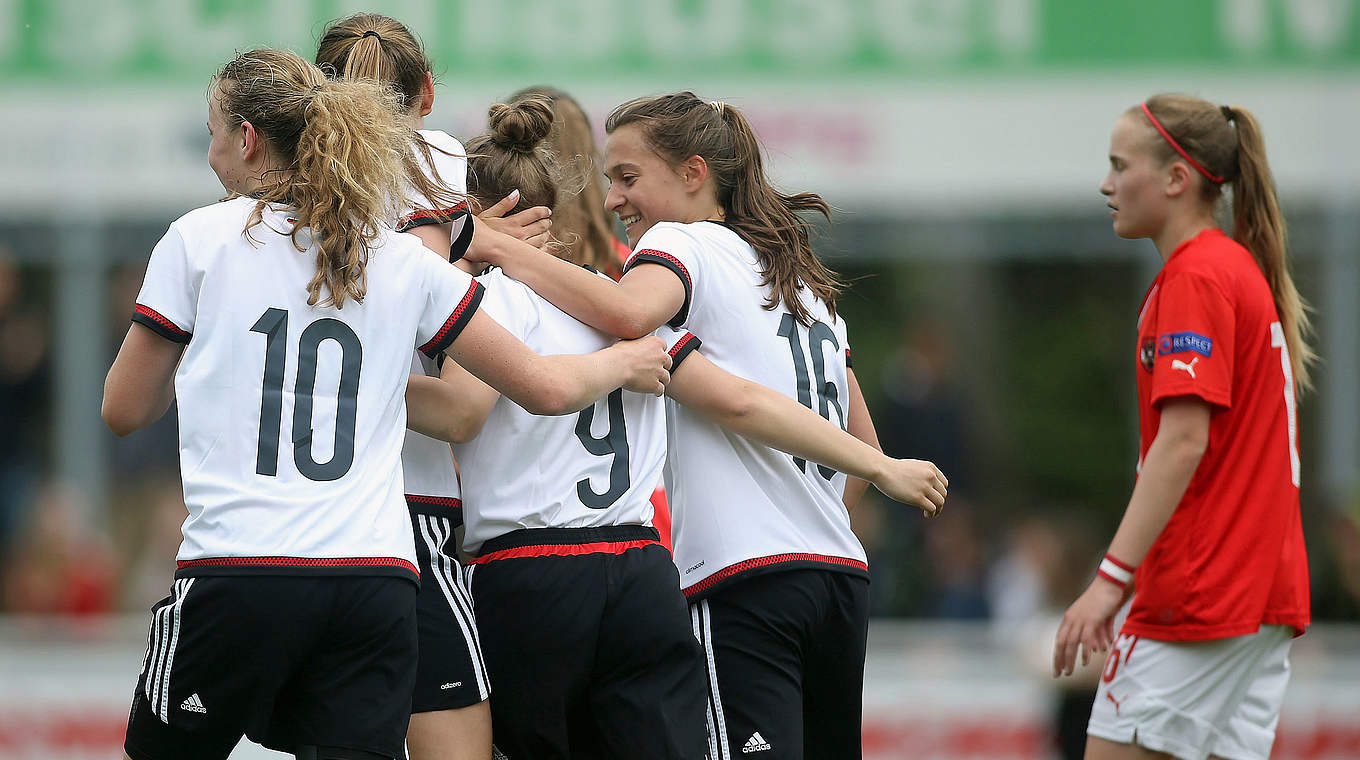 3:1 gegen Nachbar Österreich: Die deutschen U 16-Juniorinnen jubeln in Traunstein © 2016 Getty Images