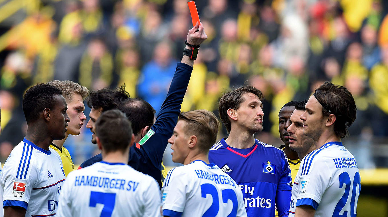 Einer der seltenen Platzverweise in dieser Saison: René Adler muss vom Feld © 2016 Getty Images