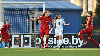 England - Deutschland 3:4 (1:1): Die U 17-Juniorinnen qualifizieren sich dank eines Doppelpacks von Vanessa Ziegler (M.) für das EM-Finale. © Â©SPORTSFILE