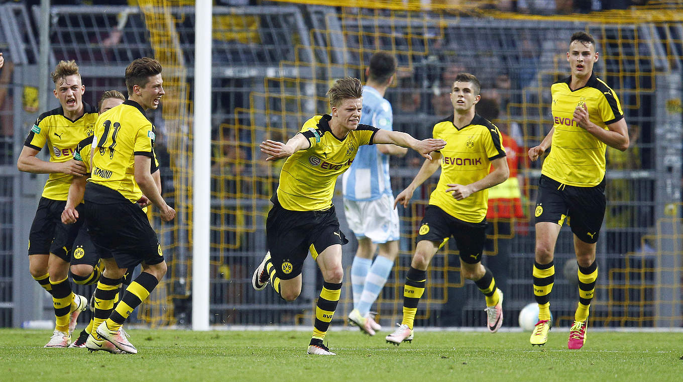 Hält Dortmund mit seinem Treffer beim 1:2 gegen 1860 München im Rennen: Dzenis Burnic © 2016 Getty Images