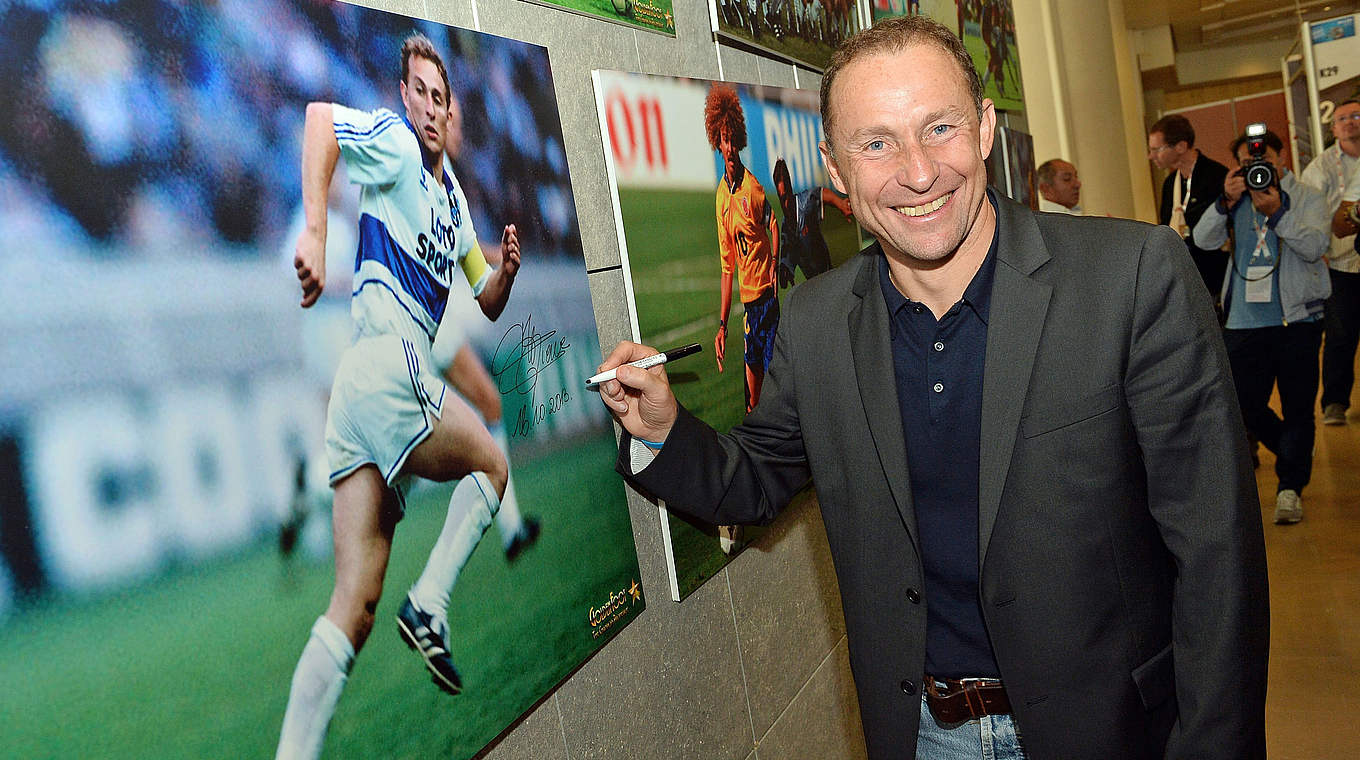 Live im Stadion: Ehrengast Jean-Pierre Papin © 2013 Getty Images