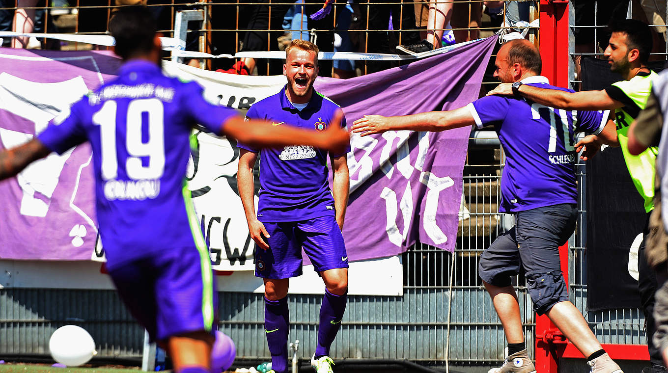 Erneut erfolgreich: Aues Goalgetter Pascal Köpke (2.v.l.) © 2016 Getty Images