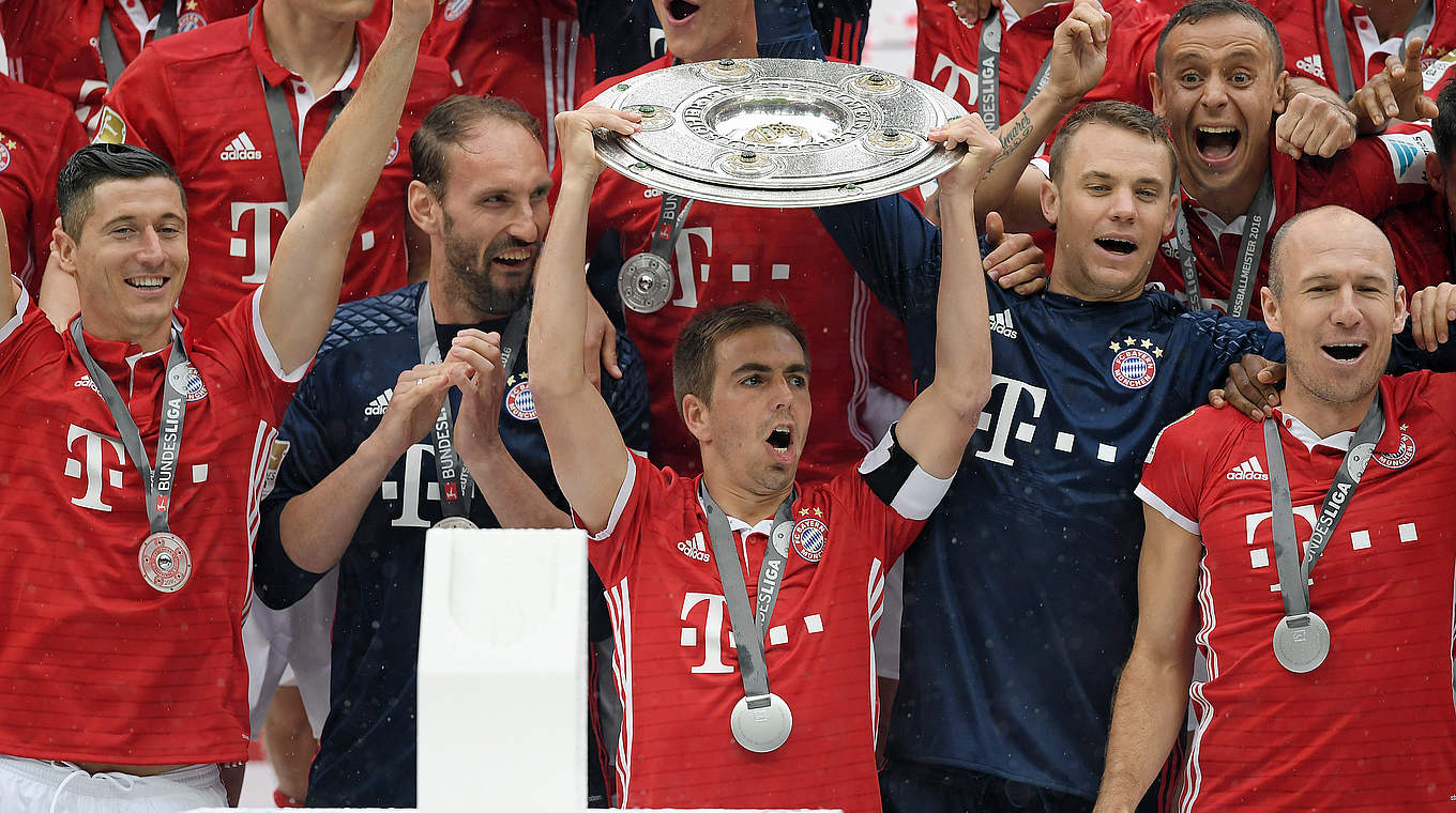 Zum vierten Mal in Folge: Philipp Lahm und Bayern feiern die Meisterschaft © 2016 Getty Images