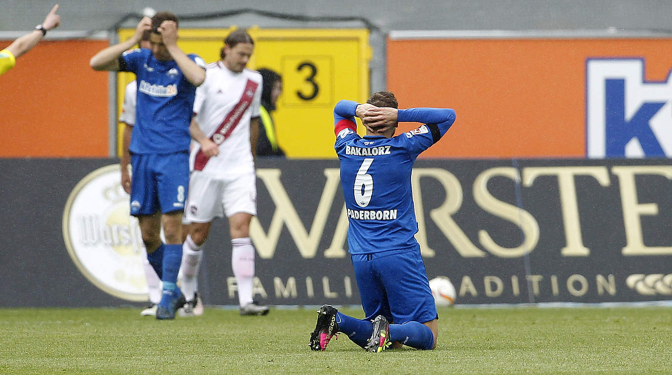 Am Boden: Marvin Bakalorz (v.) steigt mit Paderborn in die 3. Liga ab © 2016 Getty Images