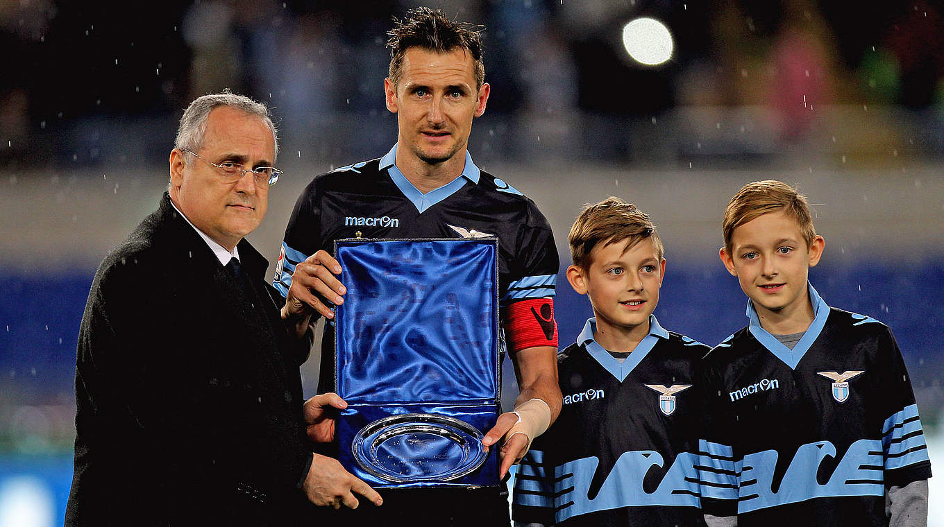 Vom Lazio-Präsidenten verabschiedet: WM-Rekordtorjäger Miro Klose (2.v.l.) © 2016 Getty Images