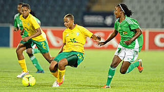 Mit zwei 1:0-Siegen für Rio qualifiziert: Stürmerin Rudo Neshamba (r.) und Simbabwe  © 2012 Getty Images