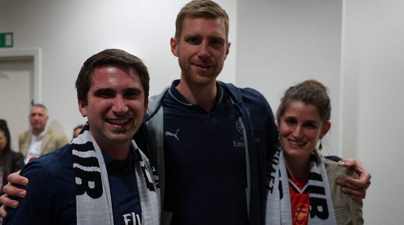 Cheese: Die Fan Club-Mitglieder mit Weltmeister Per Mertesacker © Fan Club