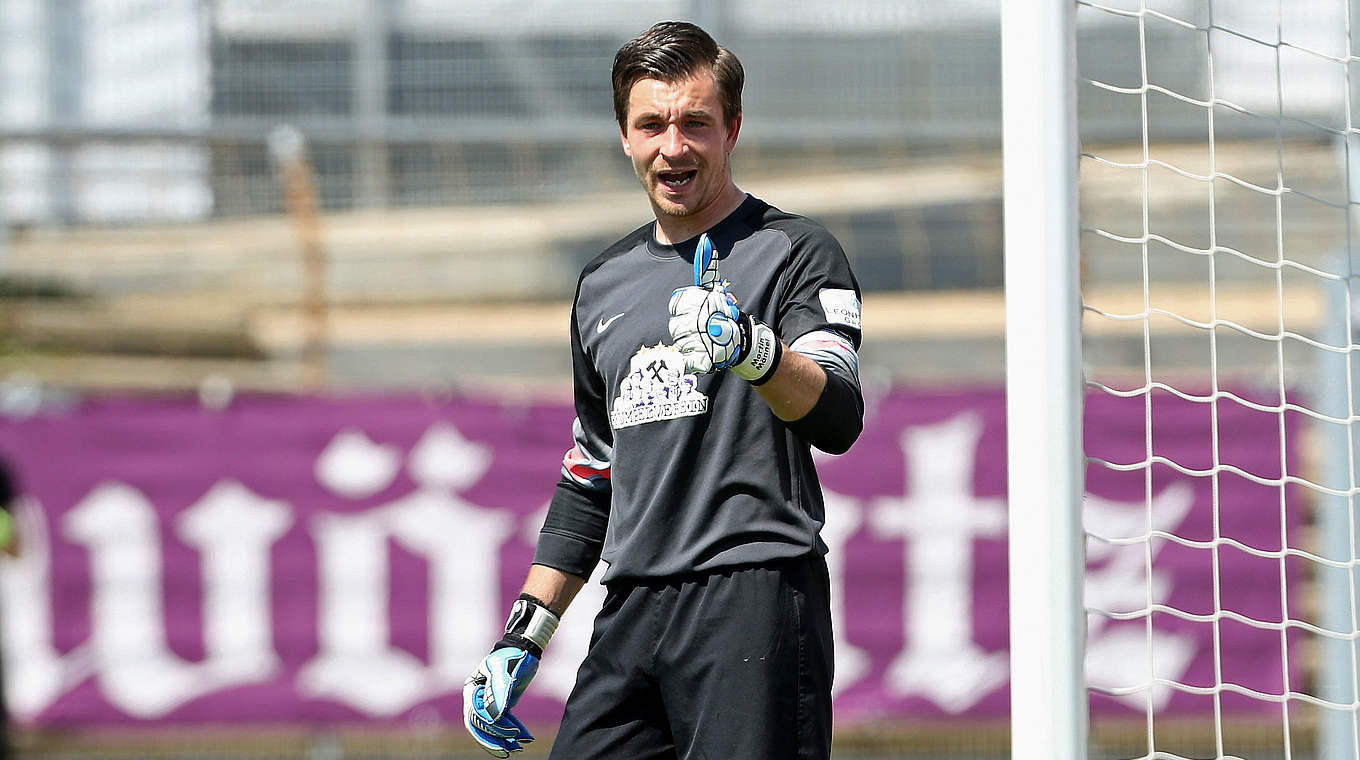 Kaum zu überwinden: Aues Keeper Martin Männel mit neuem Drittliga-Rekord © 2016 Getty Images