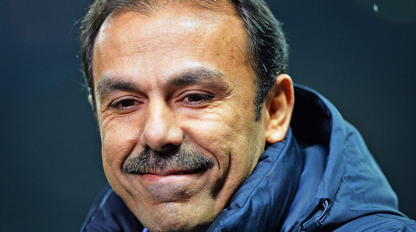 Übernimmt den Trainerposten bei Absteiger VfB Stuttgart: Jos Luhukay © 2015 Getty Images