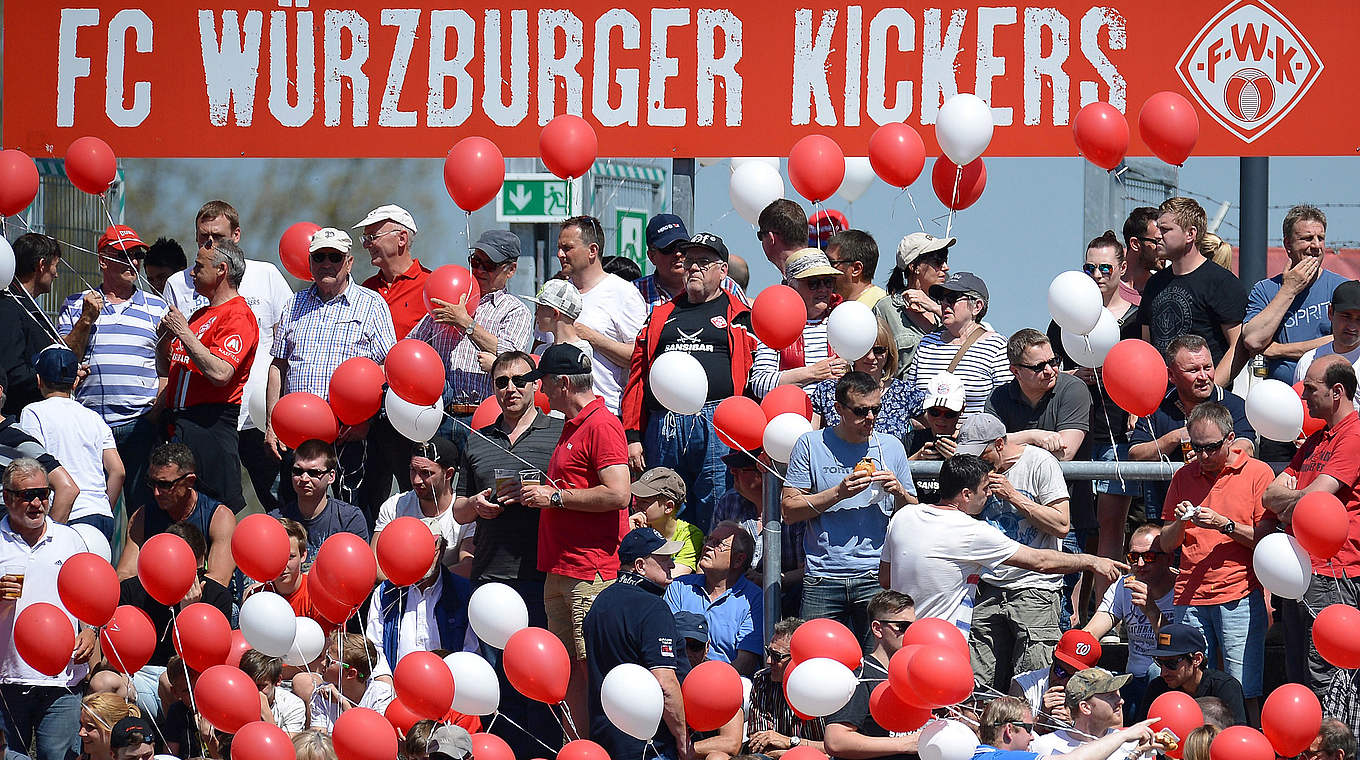 Begeisterung in Würzburg: 30.000 Tickets hätten zur Relegation verkauft werden können © 2016 Getty Images