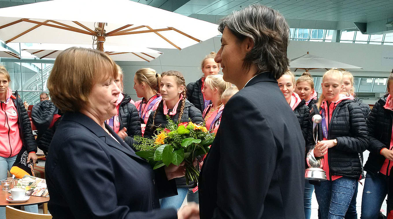 Vice-president Ratzeburg was at the airport to welcome the girls home © DFB