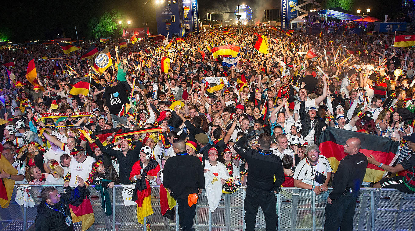Die größte EM-Party Deutschlands: Public Viewing auf der Berliner Fanmeile © 2014 Target Presse Agentur Gmbh