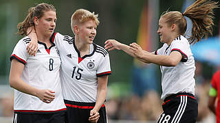 Deutschland - Österreich 3:1 (1:1): Mittelfeldspielerin Lisa Ebert (l.) trifft beim Länderspiel in  Traunstein in der 14. Minute zur Führung: Paulina Krumbiegel (M.) und Lena Uebach sind die ersten Gratulanten © 2016 Getty Images