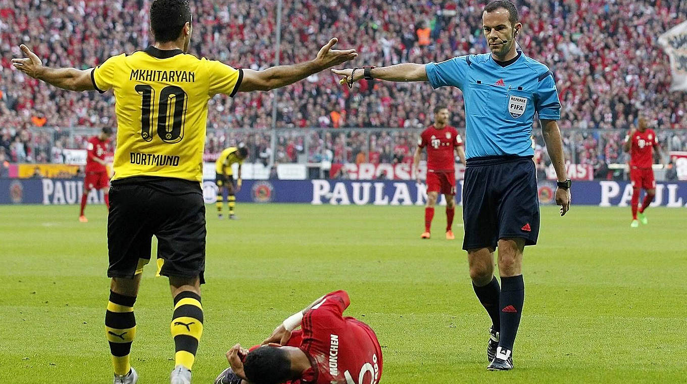 Foul on Thiago, penalty for Bayern: Fritz (r.) oversees 5-1 win against BVB © imago