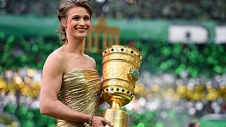 Die Nummer 6: Britta Heidemann trug den DFB-Pokal beim Finale 2015 © 