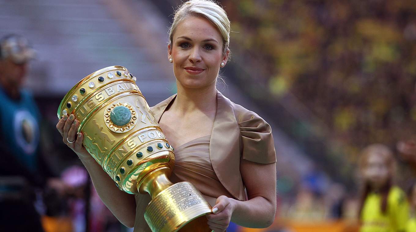 Die Nummer 3: Magdalena Neuner mit dem Pokal beim Finale 2012 © 2012 Getty Images