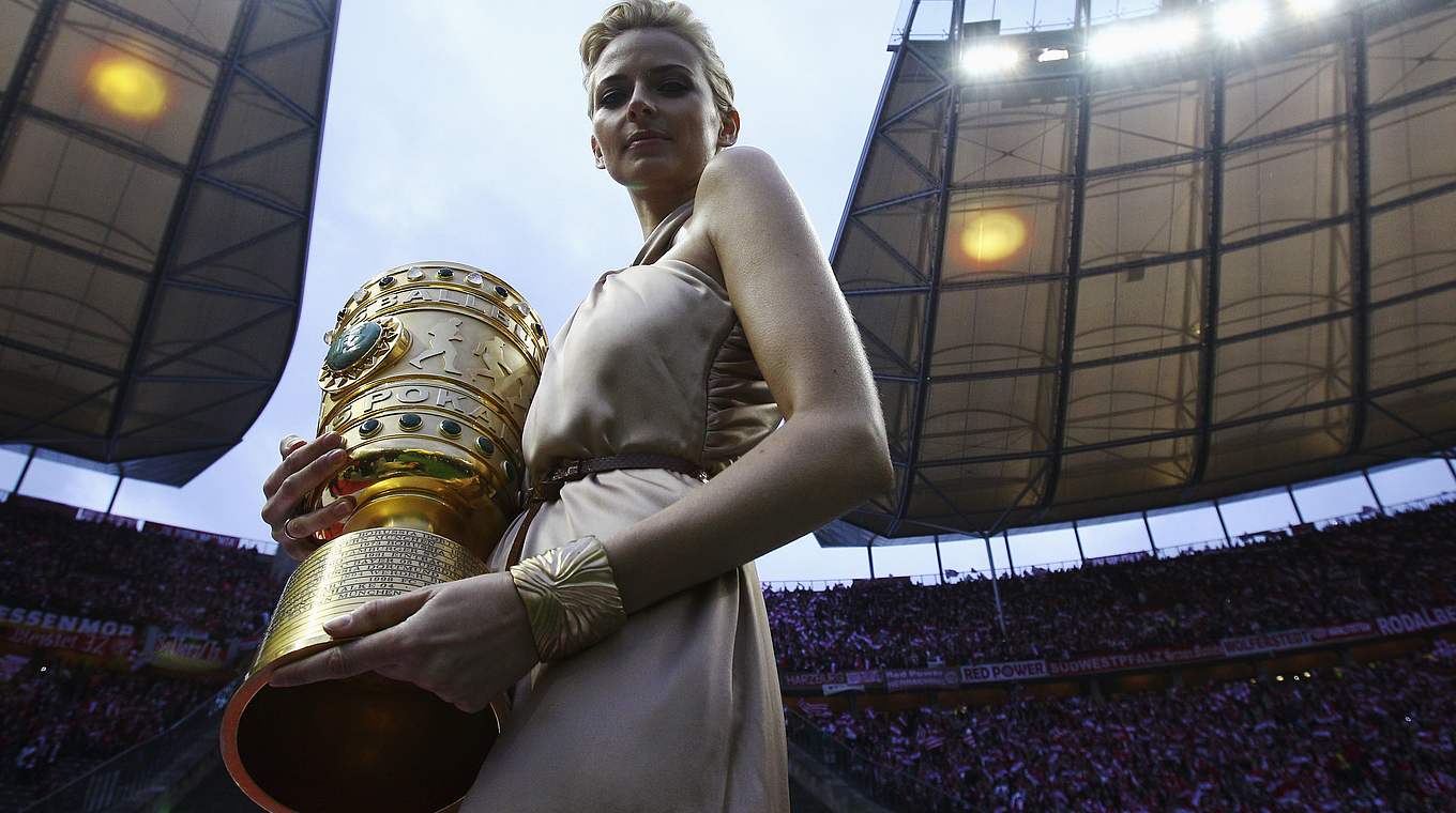 Die Nummer 1: Mit Eva Padberg trägt 2010 erstmals eine Prominente den Pokal ins Stadion © 2010 Getty Images