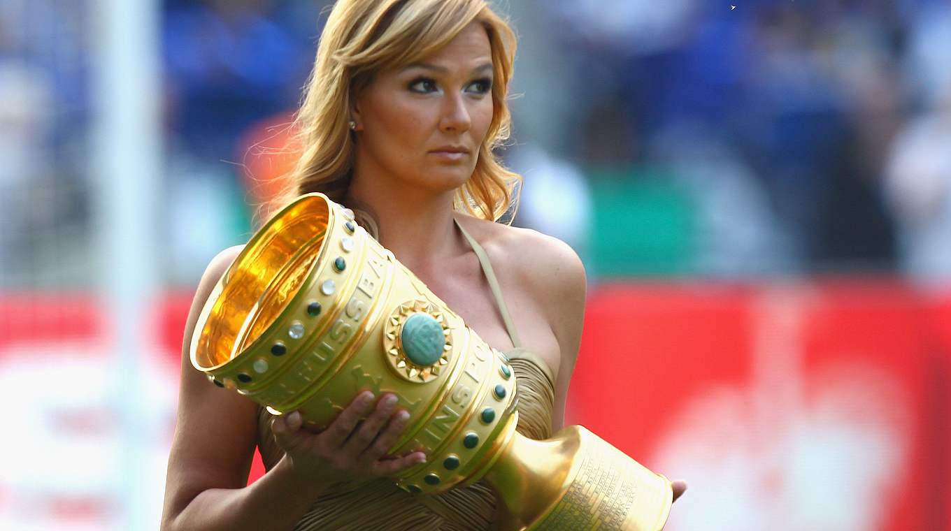 Die Nummer 2: Franziska van Almsick läuft mit dem Pokal 2011 ein © 2011 Getty Images