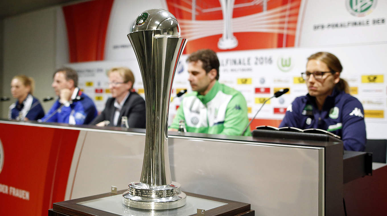 Pressekonferenz in Köln mit dem Objekt der Begierde: der DFB-Pokal der Frauen © 2016 Getty Images