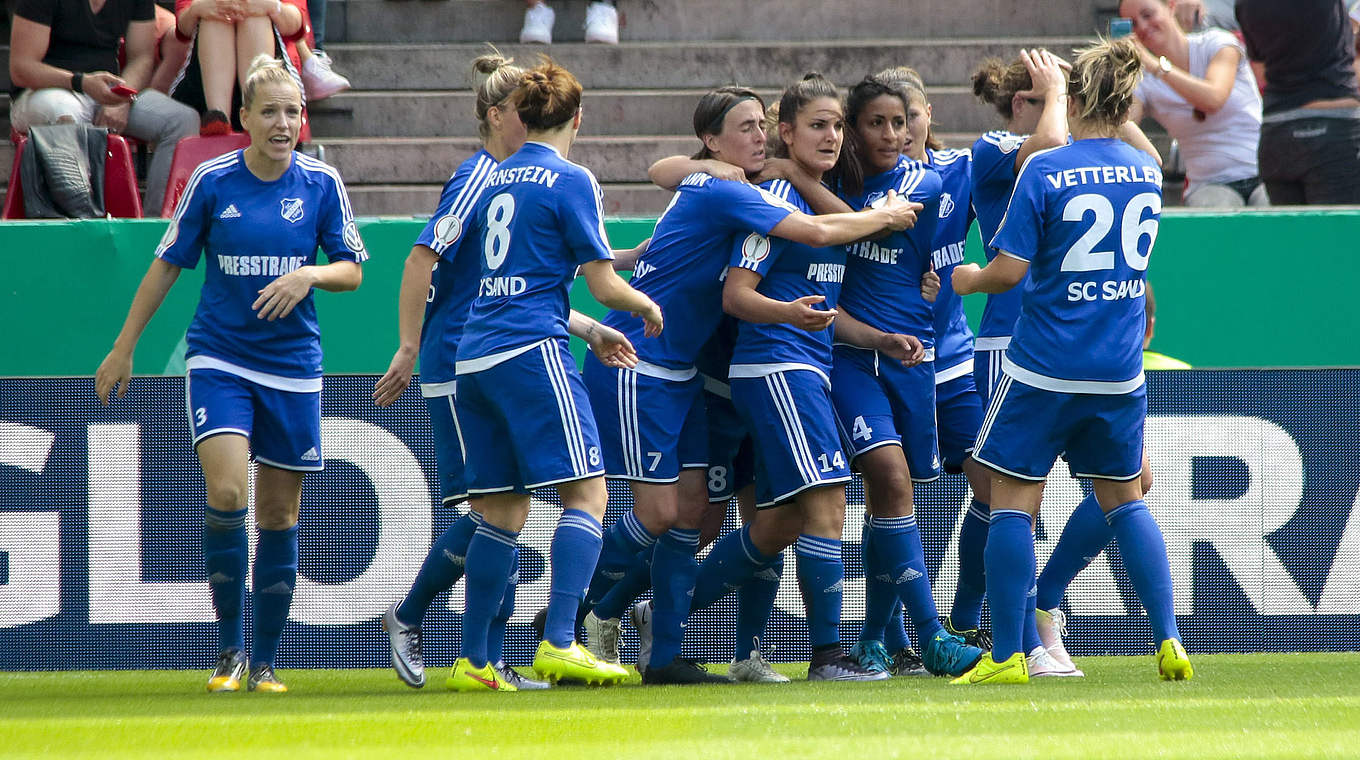 Der Außenseiter jubelt: SC Sand hält gegen Titelverteidiger VfL Wolfsburg lange das 1:1 © Jan Kuppert