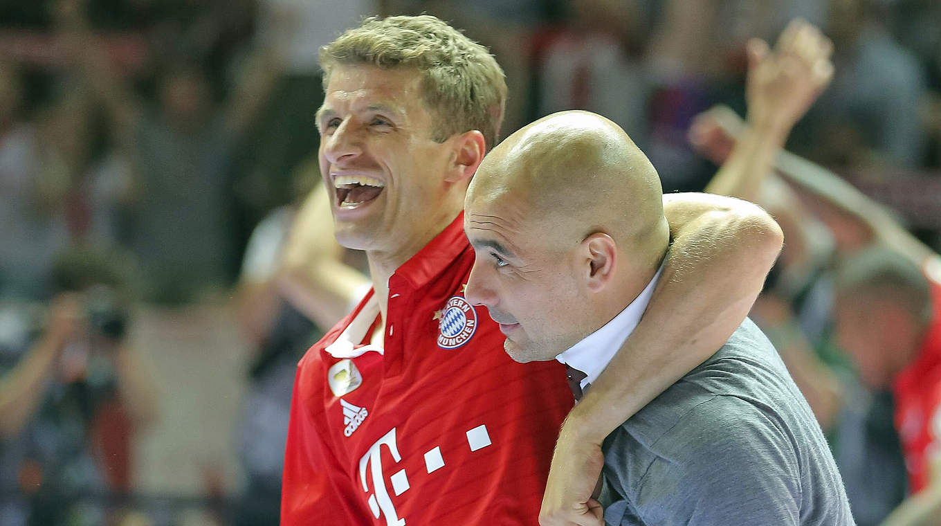 Müller über Guardiola (r.): "Wenn das letzte Spiel vorbei ist, kann man mal Mensch sein" © imago/ActionPictures