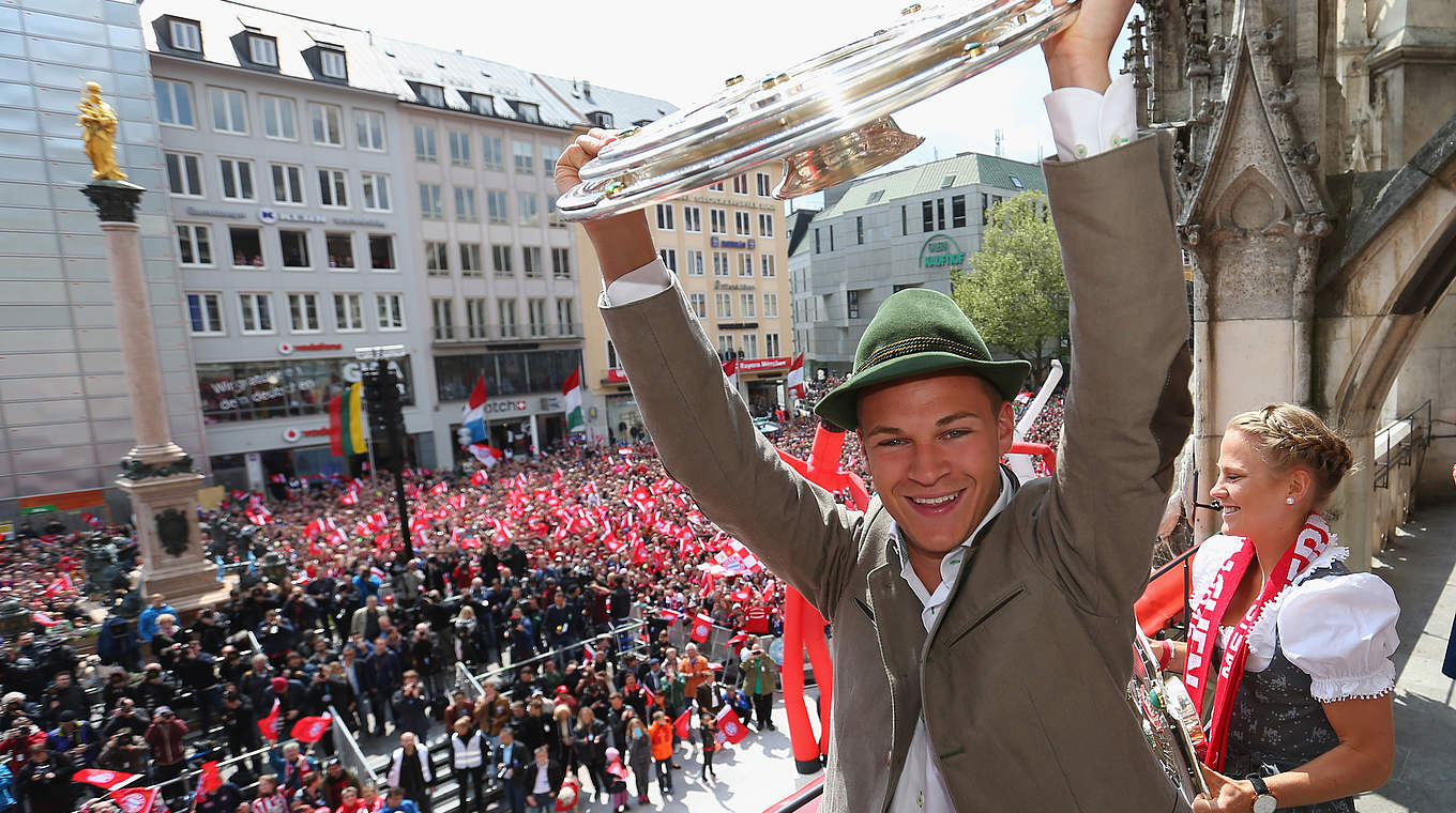 Gleich im ersten Profijahr Meister mit dem FC Bayern: Kimmich auf dem Rathausbalkon © 2016 Getty Images