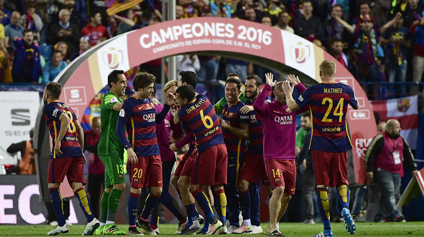 Barca lift the Cup for the 28th time © AFP PHOTO / PIERRE-PHILIPPE MARCOU