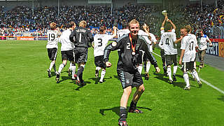 Jubel über den EM-Titel: Bernd Leno wird 2009 mit der deutschen U 17-Nationalmannschaft Europameister. Als Ersatztorhüter für Marc-André ter Stegen bleibt er allerdings ohne Einsatz © Getty/DFB