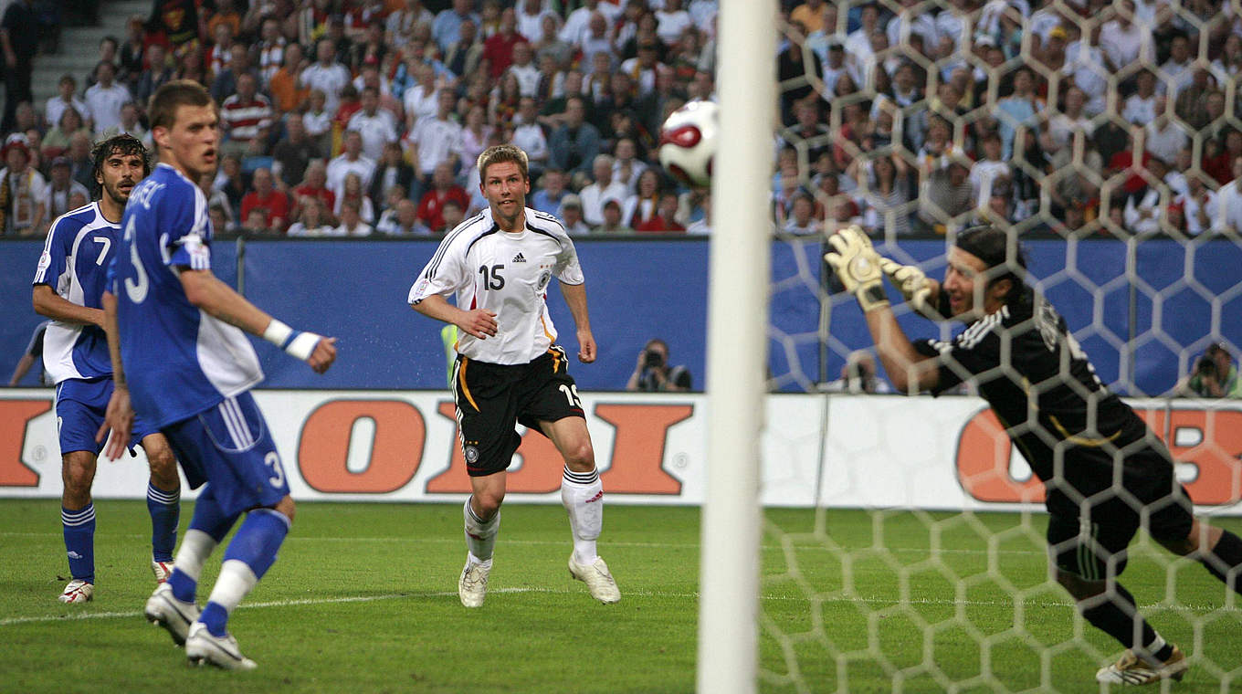 Matchwinner mit dem Kopf: Thomas Hitzlsperger (2.v.r.) beim 2:1 2007 in Hamburg © imago