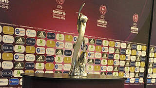 Das Objekt der Begierde: der Pokal der U 19-Frauen-EM © UEFA