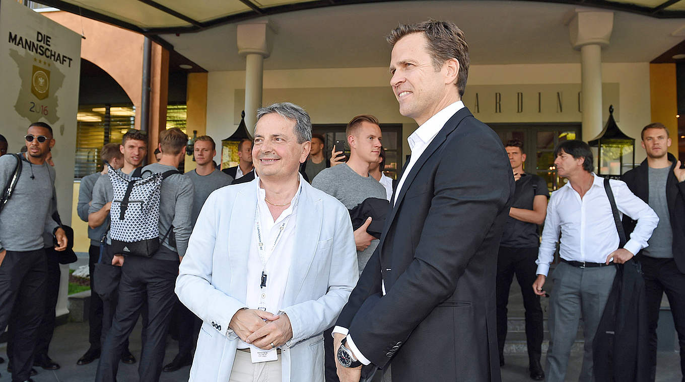 Bürgermeister Pissoglio (l.) mit Oliver Bierhoff: "Wir sind glücklich und stolz" © GES/Markus Gilliar