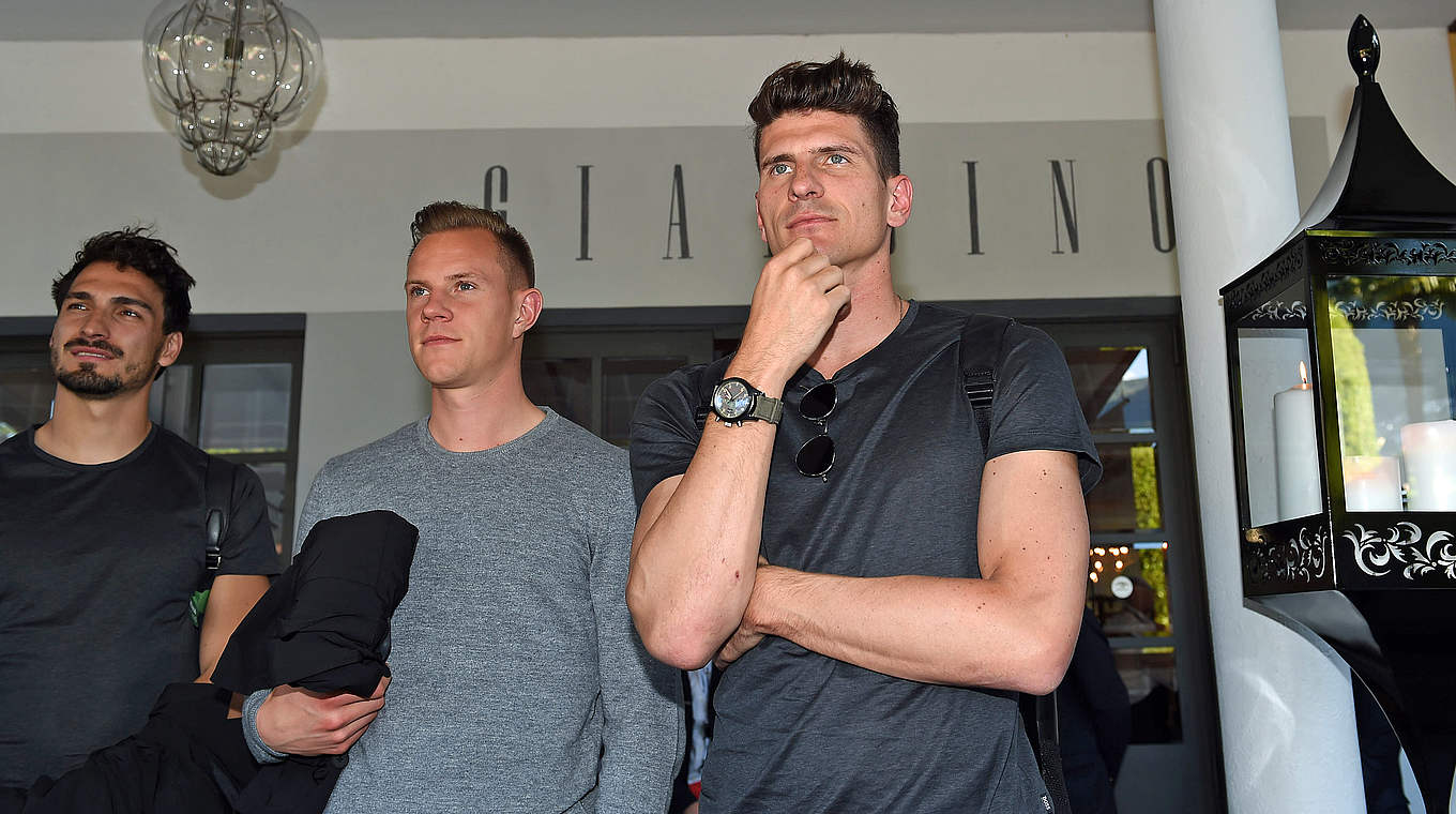 Mario Gomez (r.) was congratulated on winning the league in Turkey © GES/Markus Gilliar