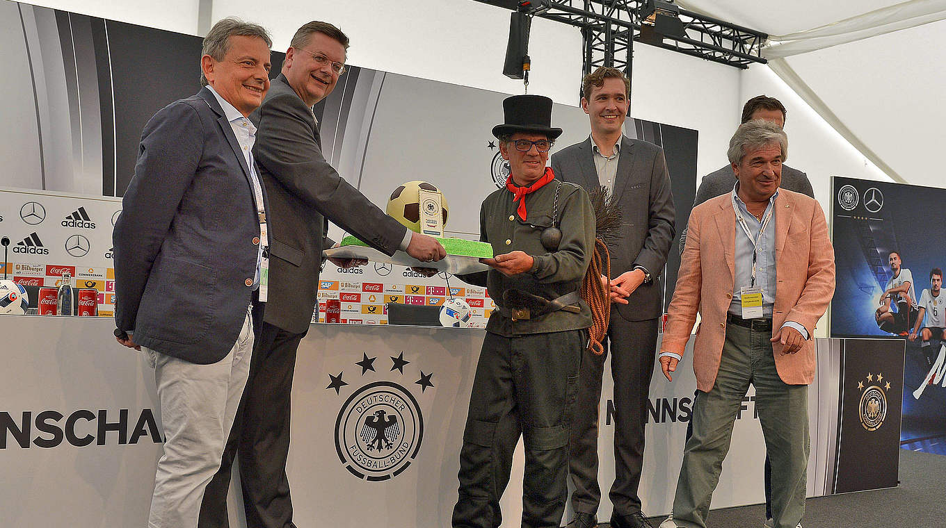 DFB president Reinhard Grindel receives the lucky charm  © imago/MIS