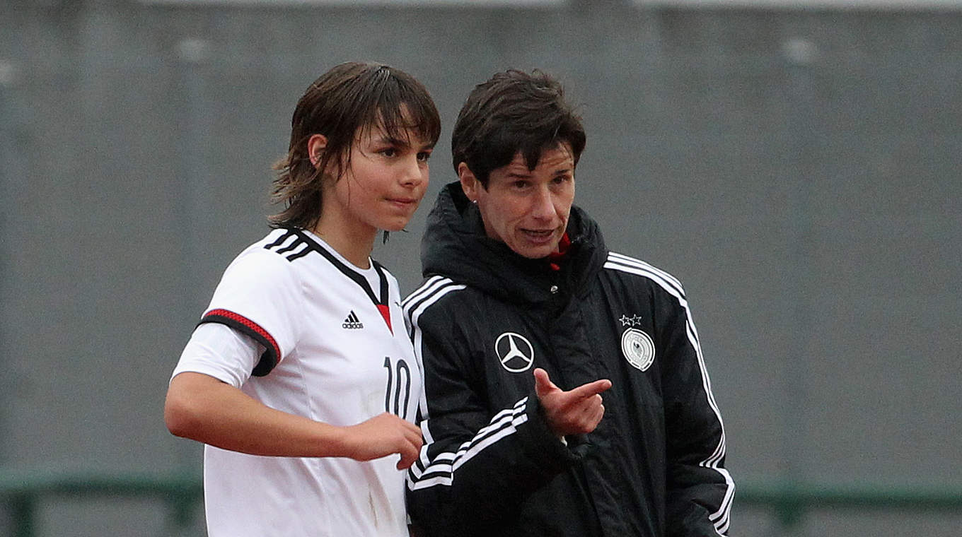 Taktische Anweisungen: Trainerin Wiegmann (r.) im Gespräch mit Oberdorf © 2016 Getty Images